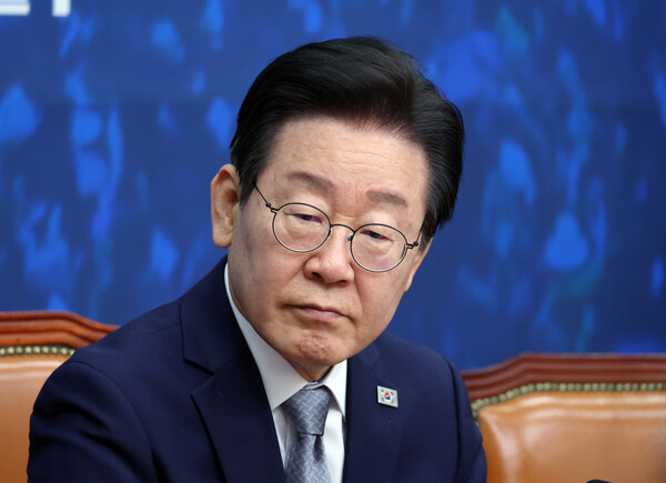 이재명 더불어민주당 대표가 30일 서울 여의도 국회에서 열린 최고위원회의에서 최고위원들의 발언 동안 생각에 잠겨 있다. photo 뉴시스