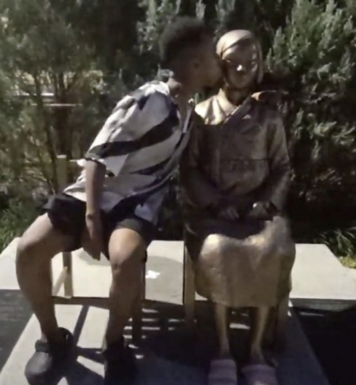 미국인 유튜버 조니 소말리가 유튜브 생방송에서 ‘평화의 소녀상’에 입을 맞추는 등 추행을 저지르고 있다. photo 조니 소말리 인스타그램 캡처