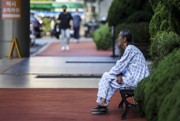 서울의 종합병원에서 한 환자가 휴식을 취하고 있다. photo 뉴시스