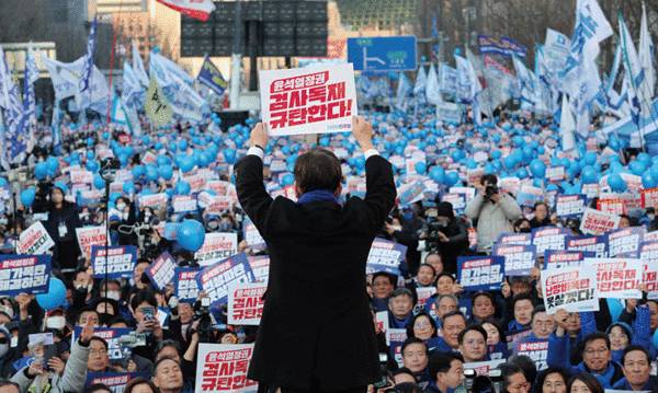 이재명 대표가 지난해 2월 4일 서울 세종대로에서 열린 ‘윤석열정권 민생파탄-검사독재 규탄 국민보고대회’에서 윤 정권을 규탄하고 있다. photo 뉴시스