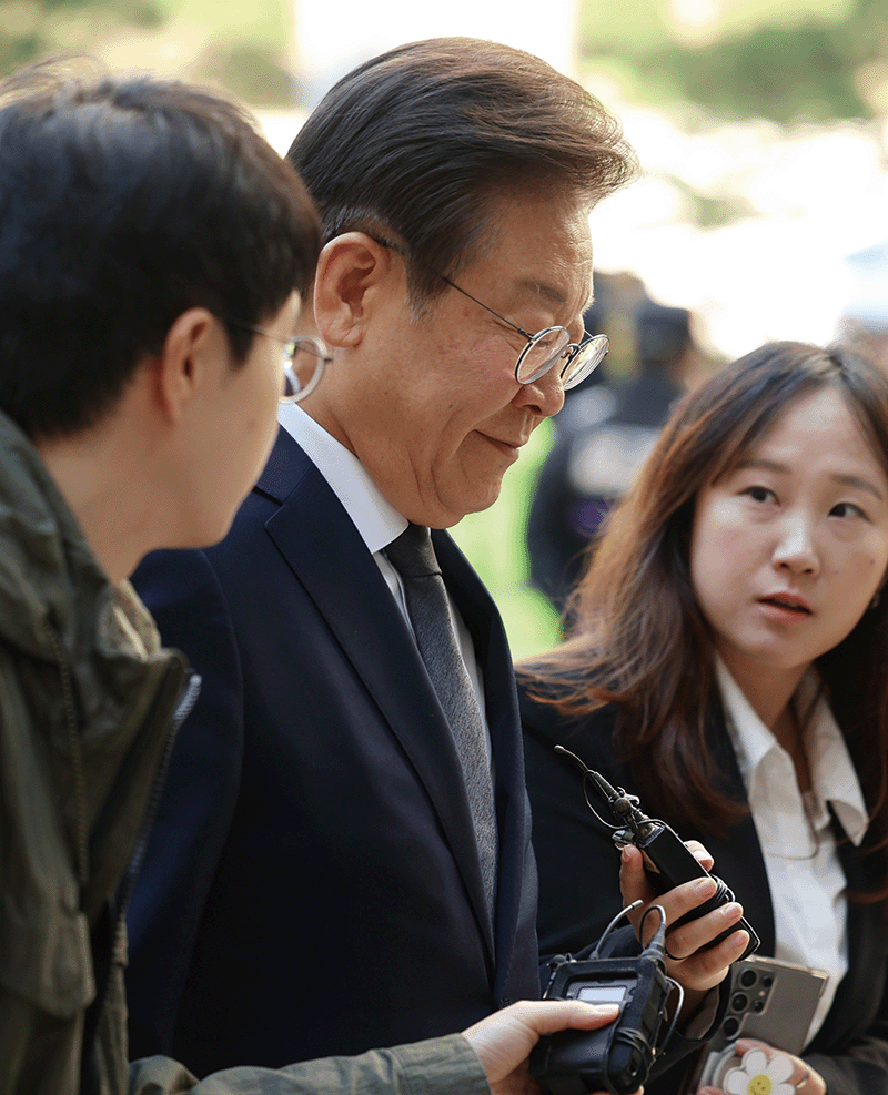 이재명 더불어민주당 대표가 지난 10월 25일 서울 서초구 서울중앙지방법원에서 ‘대장동 배임 및 성남FC 뇌물 의혹’과 관련 공판에 출석하고 있다. photo 뉴시스