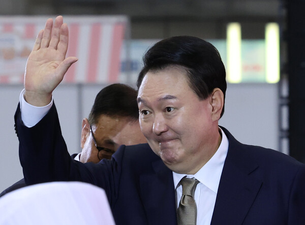 윤석열 대통령이 지난달 31일 경기 고양시 일산 킨텍스에서 열린 2024 대한민국 소상공인대회 개막식에 참석해 축사를 마친 뒤 자리로 이동해 손을 흔들고 있다. photo 뉴시스