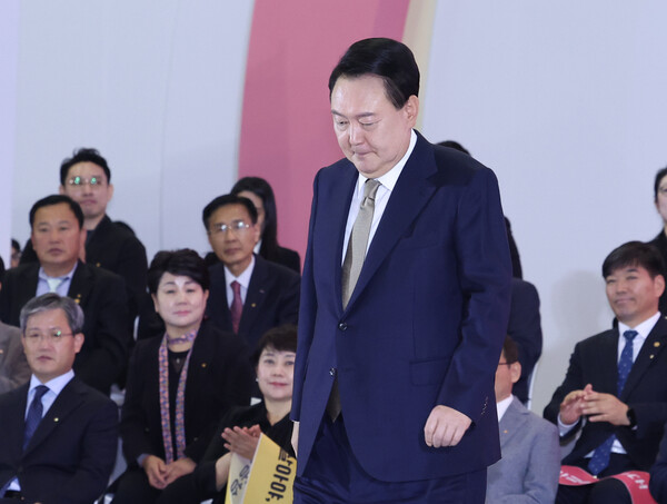 윤석열 대통령이 지난달 31일 경기 고양시 일산 킨텍스에서 열린 2024 대한민국 소상공인대회 개막식에 참석해 축사를 마친 뒤 단상에서 내려가고 있다. photo 뉴시스