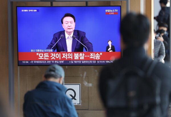7일 오전 서울 용산구 서울역 대합실에서 시민들이 윤석열 대통령 대국민 담화를 시청하고 있다. photo 뉴시스