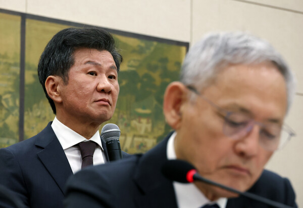 정몽규 대한축구협회장이 24일 서울 여의도 국회에서 열린 문화체육관광위원회의 문화체육관광부 등 산하 공공기관 등 종합감사에서 의원 질의를 듣고 있다. photo 뉴시스