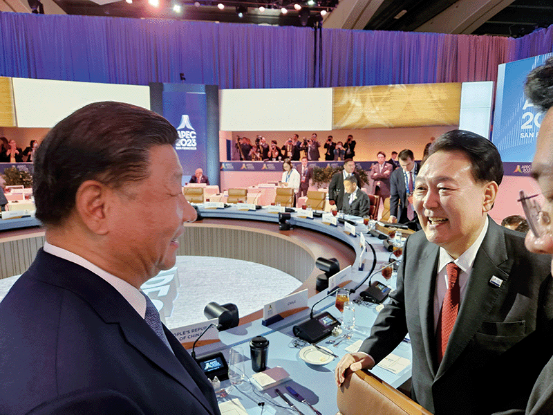 지난해 11월 미국 샌프란시스코에서 열린 APEC 정상회의 때 짧게 환담을 나눈 윤석열 대통령과 시진핑 중국 국가주석(왼쪽). photo 뉴시스