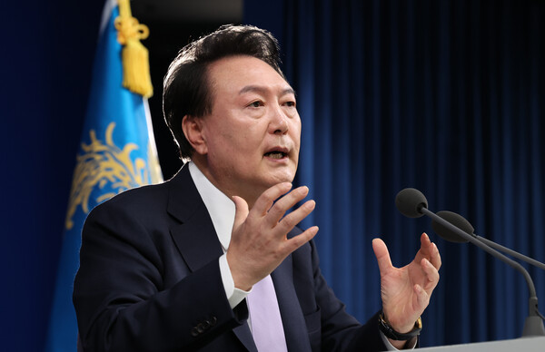 윤석열 대통령이 7일 서울 용산 대통령실 청사에서 개최한 대국민 담화 및 기자회견을 하며 기자의 질문에 답변하고 있다. photo 뉴시스