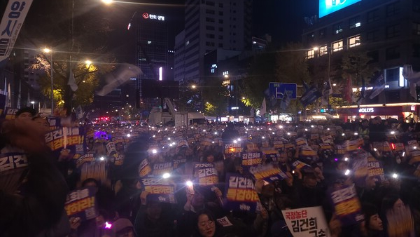 9일 '김건희·윤석열 규탄 및 특검 촉구 제2차 국민행동의 날' 집회 참가자들이 "김건희를 특검하라"고 적힌 피켓을 들고 있다. photo 오기영 기자