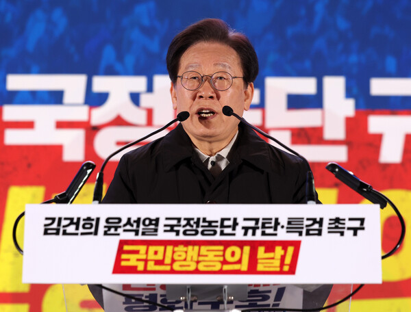 이재명 더불어민주당 대표가 9일 서울 세종대로에서 열린 '김건희·윤석열 규탄 및 특검 촉구 제2차 국민행동의 날' 에서 발언을 하고 있다. photo 뉴시스