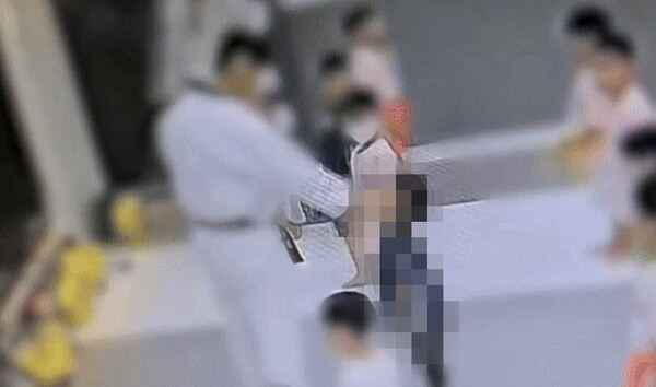 경찰은 경기 양주시의 한 태권도장에서 5세 아동을 사망케 한 관장 A씨의 추가 학대 정황이 드러난 CCTV 영상을 확보했다. photo SBS 방송 영상 갈무리
