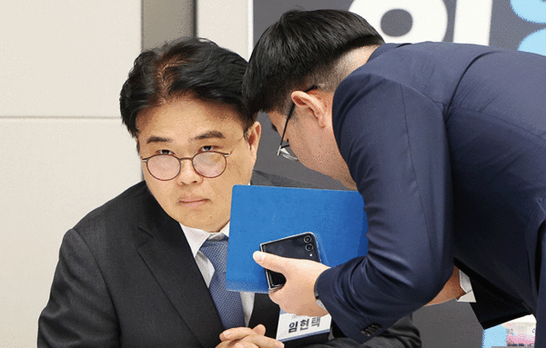 지난 11월 10일 서울 용산구 대한의사협회에서 열린 2024년도 긴급 임시대의원총회에 참석한 임현택 전 의사협회장이 관계자와 대화하고 있다. photo 뉴시스