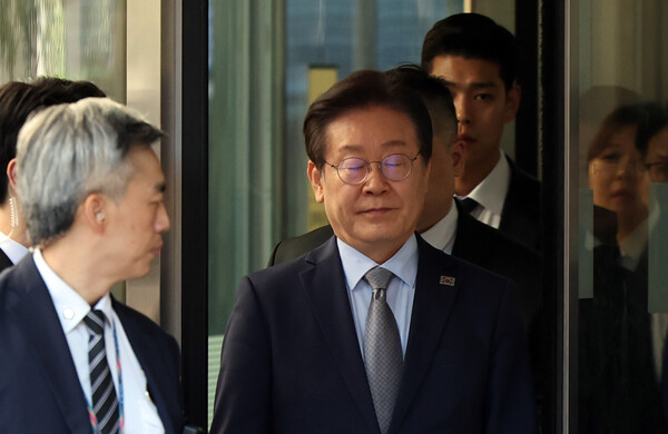 이재명 더불어민주당 대표가 15일 서울 서초구 서울중앙지방법원에서 열린 공직선거법 위반 사건 관련 1심 선고 재판에서 징역 1년에 집행유예 2년을 선고받은 뒤 법원을 나서고 있다. photo 뉴시스