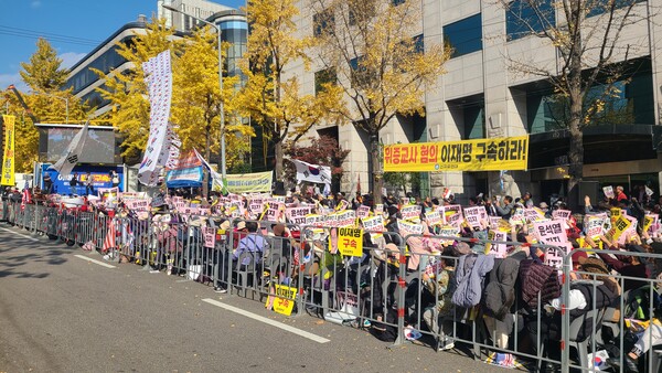 이재명 더불어민주당 대표를 규탄하는 집회 참가자들이 15일 서울 서초구 서울중앙지방법원 인근에서 이 대표 유죄와 구속을 주장하며 집회를 하고 있다. photo 오기영 기자
