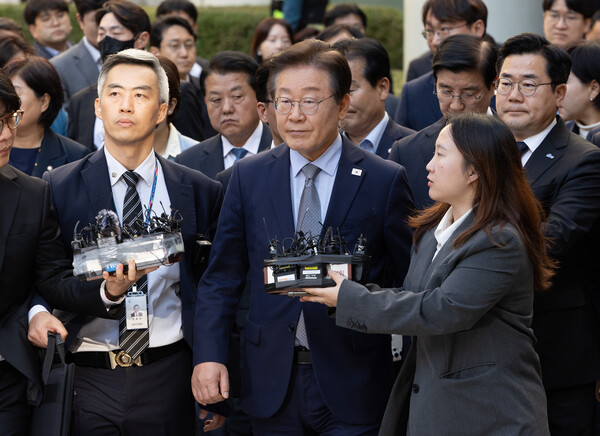 이재명 더불어민주당 대표가 15일 서울 서초구 서울중앙지방법원에서 열린 공직선거법 위반 사건 관련 1심 선고 재판에서 징역 1년에 집행유예 2년을 선고받은 뒤 법원을 나서고 있다. photo 뉴시스
