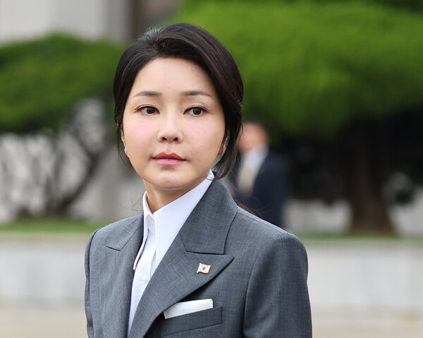 윤석열 대통령의 필리핀·싱가포르 국빈방문 및 한-아세안회의 참석 등 순방에 동행하는 부인 김건희 여사가 지난 10월 성남 서울공항에서 공군 1호기에 탑승하기 위해 이동하고 있다. photo 뉴시스