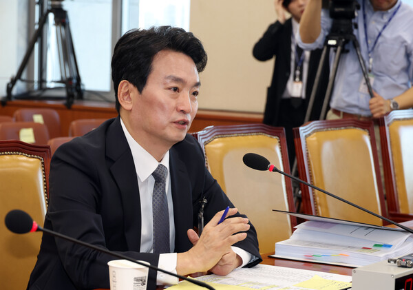 박장범 한국방송공사 사장 후보자가 18일 서울 여의도 국회에서 열린 제418회 국회(정기회) 과학기술정보방송통신위원회 인사청문회에서 의원 질의에 답하고 있다. photo 뉴시스