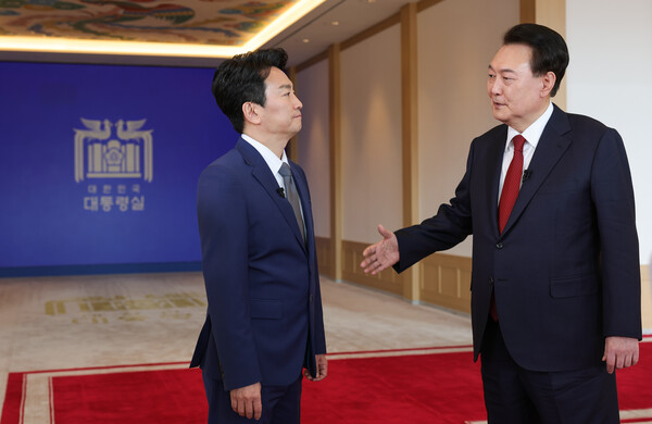 윤석열 대통령이 지난 2월 4일 서울 용산 대통령실 청사에서 KBS 특별대담 '대통령실을 가다' 신년대담 녹화를 위해 KBS 박장범 앵커와 대통령실 1층 로비에서 만나 인사를 나눴다. photo 뉴시스