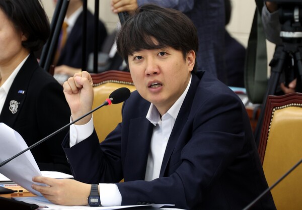 이준석 개혁신당 의원이 지난 10월 24일 오전 서울 여의도 국회 과학기술정보방송통신위원회에서 열린 방송통신위원회 등에 대한 종합 국정감사에서 질의를 하고 있다. photo 뉴시스