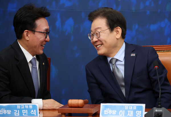 이재명(오른쪽) 더불어민주당 대표가 15일 오전 서울 여의도 국회에서 열린 최고위원회의에서 김민석 최고위원과 대화하고 있다. photo 뉴시스