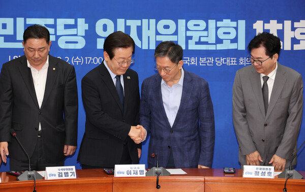 이재명(왼쪽 두 번째) 더불어민주당 대표가 지난 10월 2일 오후 서울 여의도 국회에서 열린 인재위원회 1차 회의에서 정성호(오른쪽 두 번째) 인재위원장과 악수하고 있다. photo 뉴시스