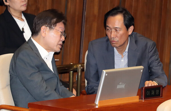 이재명 더불어민주당 대표와 우상호 전 의원이 작년 5월 제410회국회(정기회) 제2차 본회의 정치 분야 대정부 질문에서 대화하는 모습. photo 뉴시스