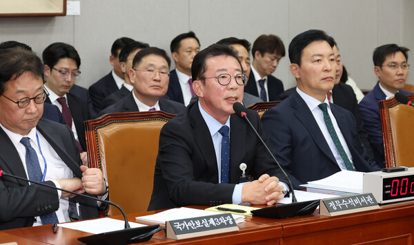 홍철호(가운데) 대통령실 정무수석이 19일 오후 서울 여의도 국회에서 열린 운영위원회 전체회의에서 의원 질의에 답변하고 있다. photo 뉴시스