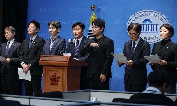 더불어민주당 전정권탄압대책위원회 김영진 위원장을 비롯한 의원들이 21일 서울 여의도 국회 소통관에서 김정숙 여사 소환 통보 관련 기자회견을 하고 있다. photo 뉴시스
