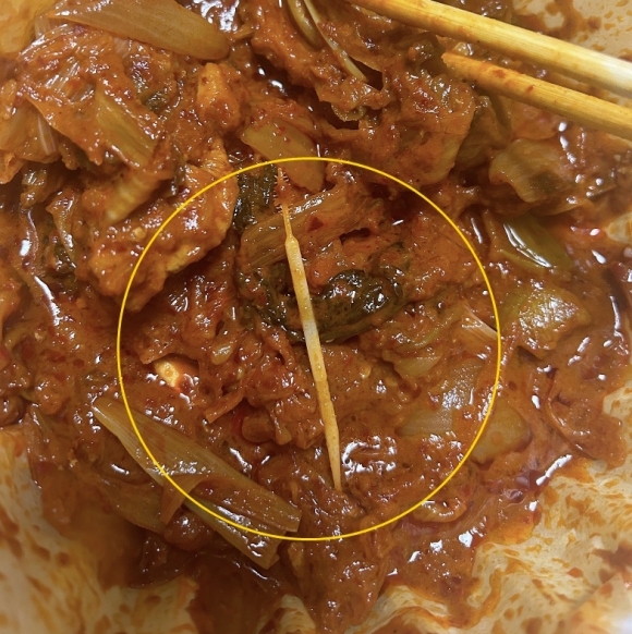 배달시킨 음식서 일회용 치간칫솔이 나온 모습. photo 네이버 카페 ‘아프니까 사장이다’ 캡처