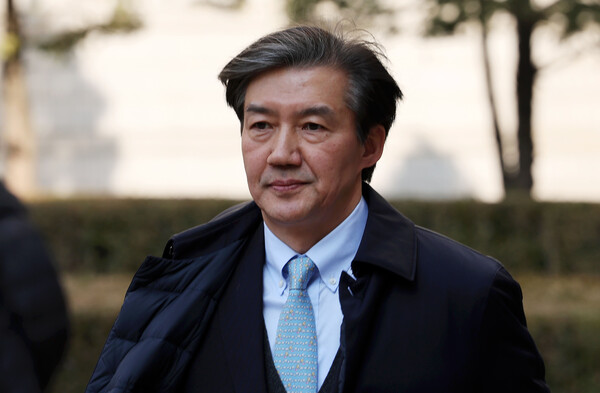 '자녀 입시 비리 및 유재수 감찰무마' 등 혐의로 징역 2년을 선고 받은 조국 전 법무부 장관이 2월 8일 오후 서울 서초구 서울고등법원에서 열린 항소심 선고 공판을 마친 뒤 차량으로 향하고 있다. photo 뉴시스