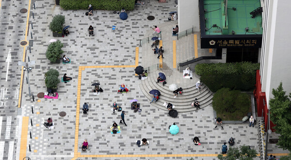 대면 예배 강행으로 시설 폐쇄 처분을 받은 서울 시내 한 교회 교인들이 2021년 8월 29일 오전 서울 중구 서울시의회 앞에서 야외예배를 하고 있다. photo 뉴시스