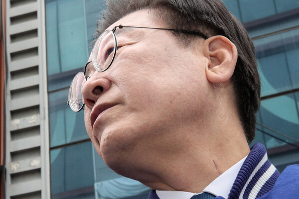 이재명 더불어민주당 대표가 피습 이후인 지난 3월 19일 강원도 춘천시 중앙시장에서 발언 중 생각에 잠긴 가운데 이 대표의 목에 흉기 피습으로 생긴 흉터가 보이고 있다. photo 뉴시스 