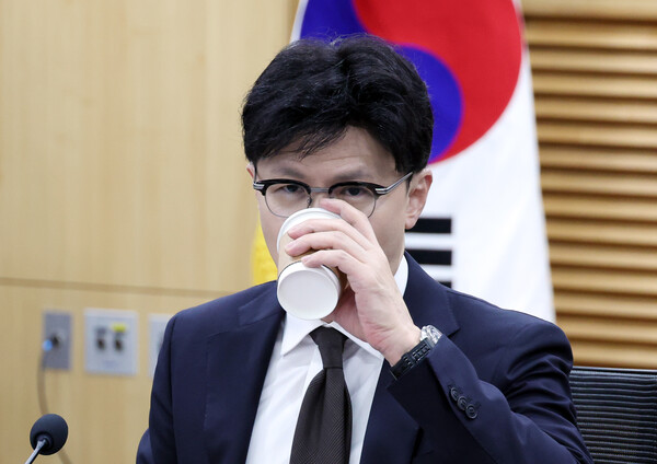 한동훈 국민의힘 대표가 28일 서울 여의도 국회 의원회관에서 열린 제2회 디지털자산 STO 포럼 조찬 간담회에서 차를 마시고 있다. photo 뉴시스