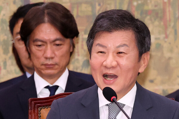 정몽규 대한축구협회장이 지난 24일 오전 서울 여의도 국회에서 열린 문화체육관광위원회의 대한축구협회 등에 대한 현안질의에서 의원 질의에 답변하고 있다. photo 뉴시스