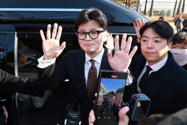 한동훈 국민의힘 대표가 지난해 12월 16일 오전 서울 여의도 국회를 나서며 지지자들과 인사하고 있다.<BR> photo 국회사진기자단