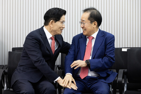 지난 4월 29일, 서울 여의도 국민의힘 중앙당사에서 김문수 국민의힘 대선 후보와 홍준표 전 대구시장(오른쪽)이 대화하고 있다. photo 뉴시스