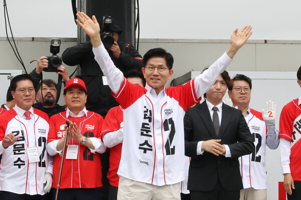 김문수 국민의힘 대선 후보가 16일, 경기도 수원시 팔달구 지동시장에서 선거유세를 하고 있다. photo 뉴시스
