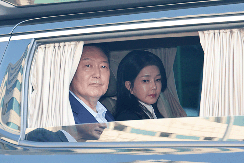 윤석열 전 대통령이 지난 4월 11일 김건희 여사와 함께 서울 용산구 한남동 관저를 나서며 지지자들에 인사하고 있다. photo 뉴시스