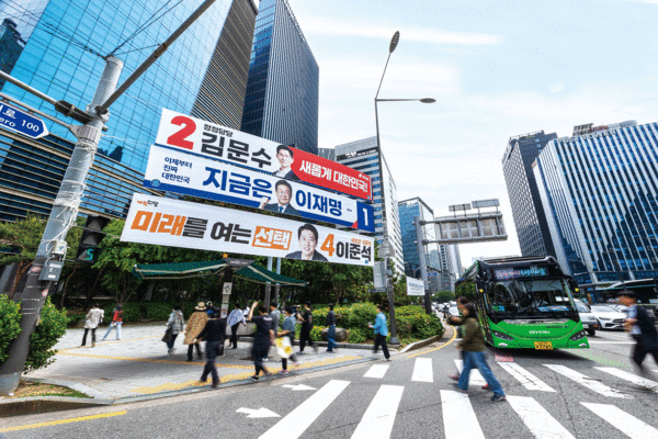 서울 마포구 공덕역 인근 도로변에 각 당 대선 후보의 현수막이 내걸려 있다. photo 양수열 영상미디어 기자