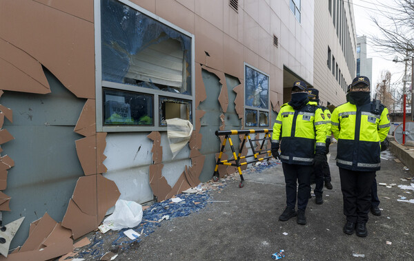 지난 1월 19일 서울서부지법 외벽과 창문 등 시설물이 파손돼 있다. photo 김지호 조선일보 기자
