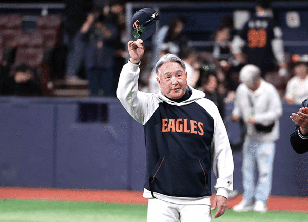 지난 5월 9일 서울 구로구 고척스카이돔에서 열린 2025 KBO리그 한화 이글스 대 키움 히어로즈의 경기, 7 대 5로 승리해 10연승을 달성한 한화 김경문 감독이 팬들에게 인사하고 있다. photo 뉴시스