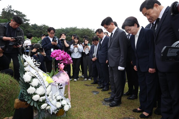 17일, 광주 북구 운정동의 국립 5.18민주묘지를 찾은 김문수 국민의힘 후보가 고(故) 박관현 열사의 묘를 참배하고 있다. photo 뉴시스