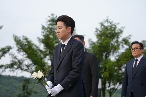 이준석 개혁신당 대선 후보가 23일 경남 김해 노무현 전 대통령 묘소를 참배하고 있다. photo 뉴시스