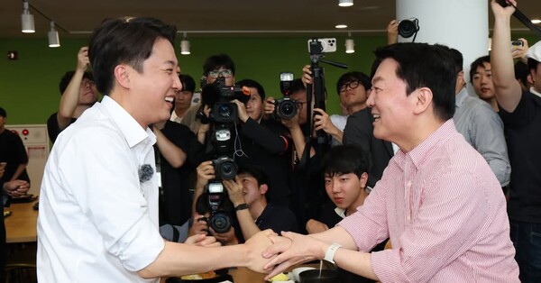 지난 21일, 경기 성남시 가천대에서 만난 이준석 개혁신당 대선 후보와 안철수 국민의힘 의원(오른쪽). photo 안철수 의원 페이스북