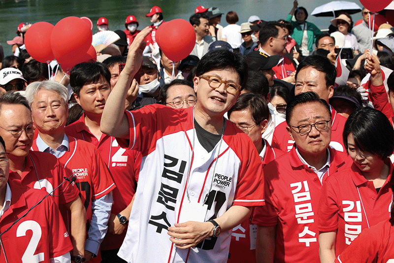 한동훈 전 국민의힘 대표가 지난 5월 25일 서울 송파구 석촌호수에서 김문수 국민의힘 대선 후보 지지를 호소하고 있다. photo 뉴시스