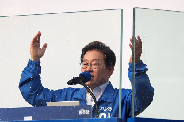 이재명 더불어민주당 대선후보가 지난 5월 29일 오후 서울 서초구 서울고속버스터미널광장에서 열린 선거유세를 하고 있다. photo 뉴시스