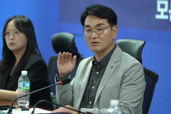 박용진 더불어민주당 '사람사는 세상 국민화합위원회' 위원장이 30일 국회 의원회관에서 열린 '모든 일하는 사람을 위한 정의로운 전환' 정책제안식에서 발언하고 있다. photo 사람사는 세상 국민화합위 제공