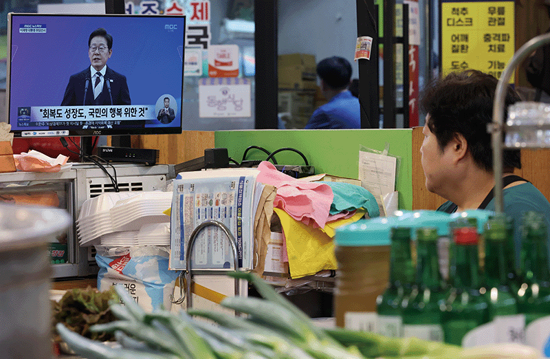 지난 6월 4일 서울 서대문구 인왕시장에서 상인이 이재명 대통령 취임식을 시청하고 있다. photo 뉴시스