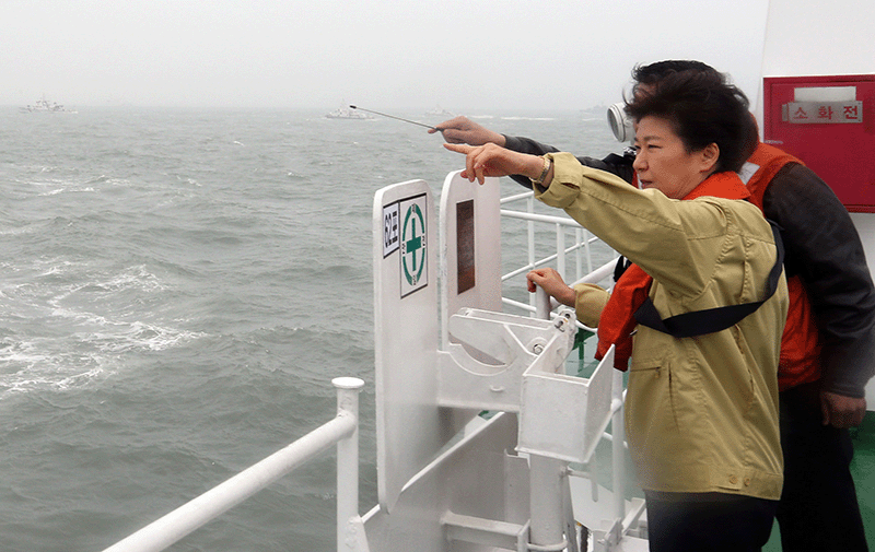 박근혜 전 대통령이 2014년 4월 17일 전남 진도군 관매도 인근 해상에서 침몰한 여객선 ‘세월호’ 사고현장을 방문, 해경 경비함정에 올라 수색 및 구조작업 모습을 둘러보고 있다. photo 뉴시스