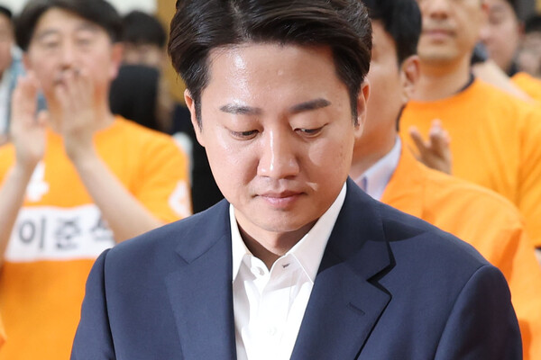 이준석 개혁신당 대선후보가 3일 서울 여의도 국회 의원회관에 마련된 제21대 대통령선거 개표상황실을 방문해 고개를 숙이고 있다. photo 뉴시스