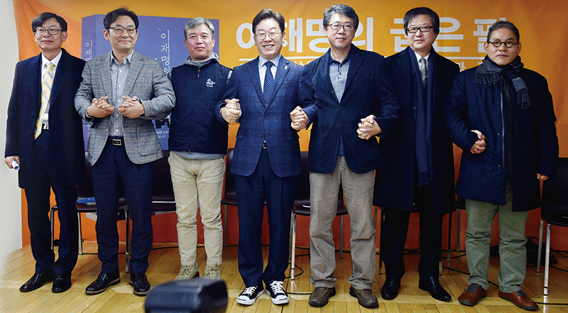 김영훈 고용노동부 장관 후보자는 이재명 대통령(가운데)이 성남시장일 때부터 인연을 맺어왔다. 2017년 2월 8일 당시 이 대통령의 자서전 출판 기념간담회에 김 후보자(왼쪽 셋째)가 참석한 모습. photo 뉴시스